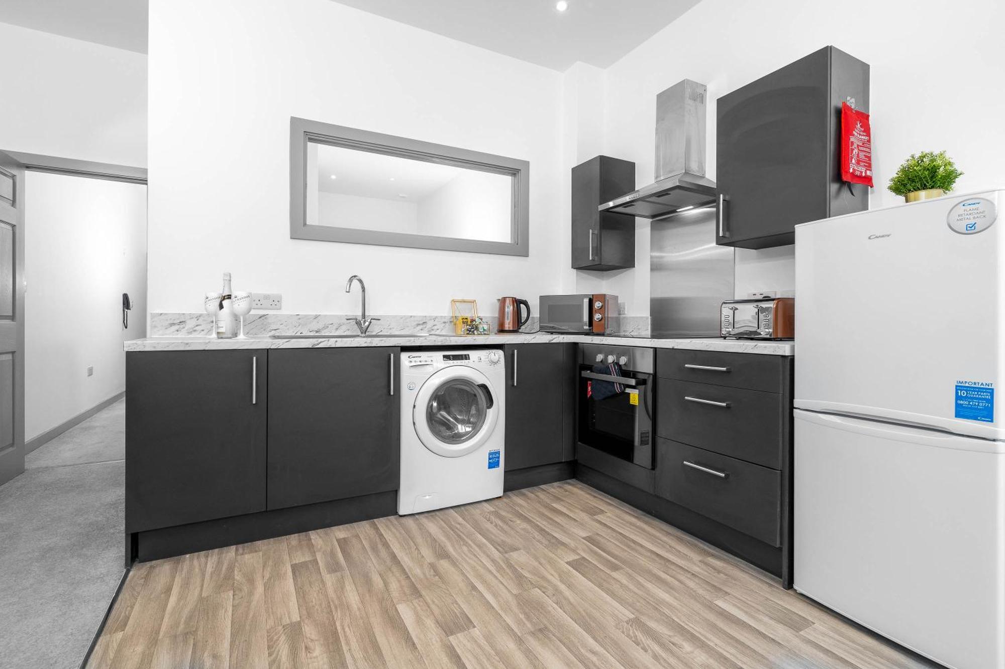 Modern Apartment In Brierley Hill - Secure Parking - Wifi & Netflix - Excellent Value - 11O מראה חיצוני תמונה